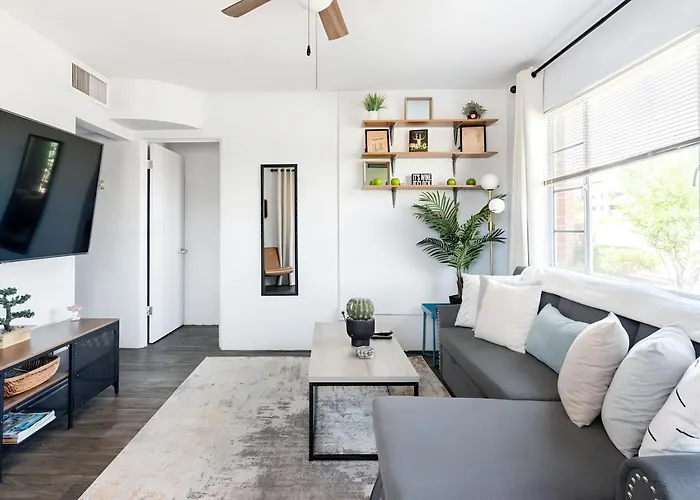 Spring Escape 1br By Ua Dt Just 2 Min To Banner